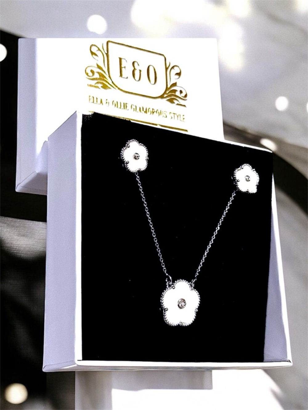 RHODIUM PLATED CLOVER EARRINGS AND NECKLACE SET IN GRAY MOTHER OF PEARL.